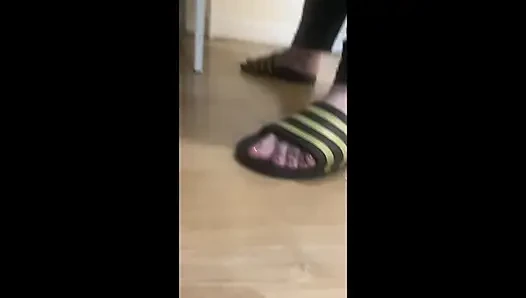Büyük götlü evli kadın gavat hayatında sahip olduğu en büyük siyah yarağı ham ve maskesiz almaya hazırlanıyor.