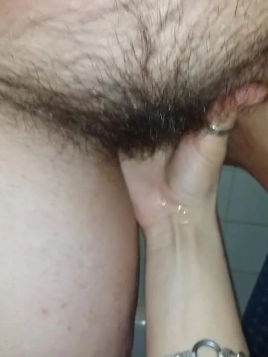 Parmak hariry kedi ve oyuncak içinde otel banyo