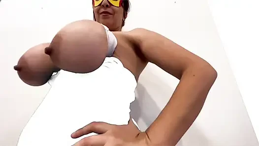 Büyük memeli bağlı kostümlü süper kahraman