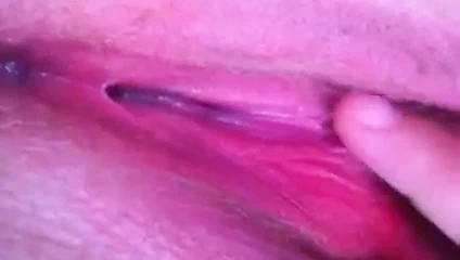 Komşunun kızı klitorisini ovuyor