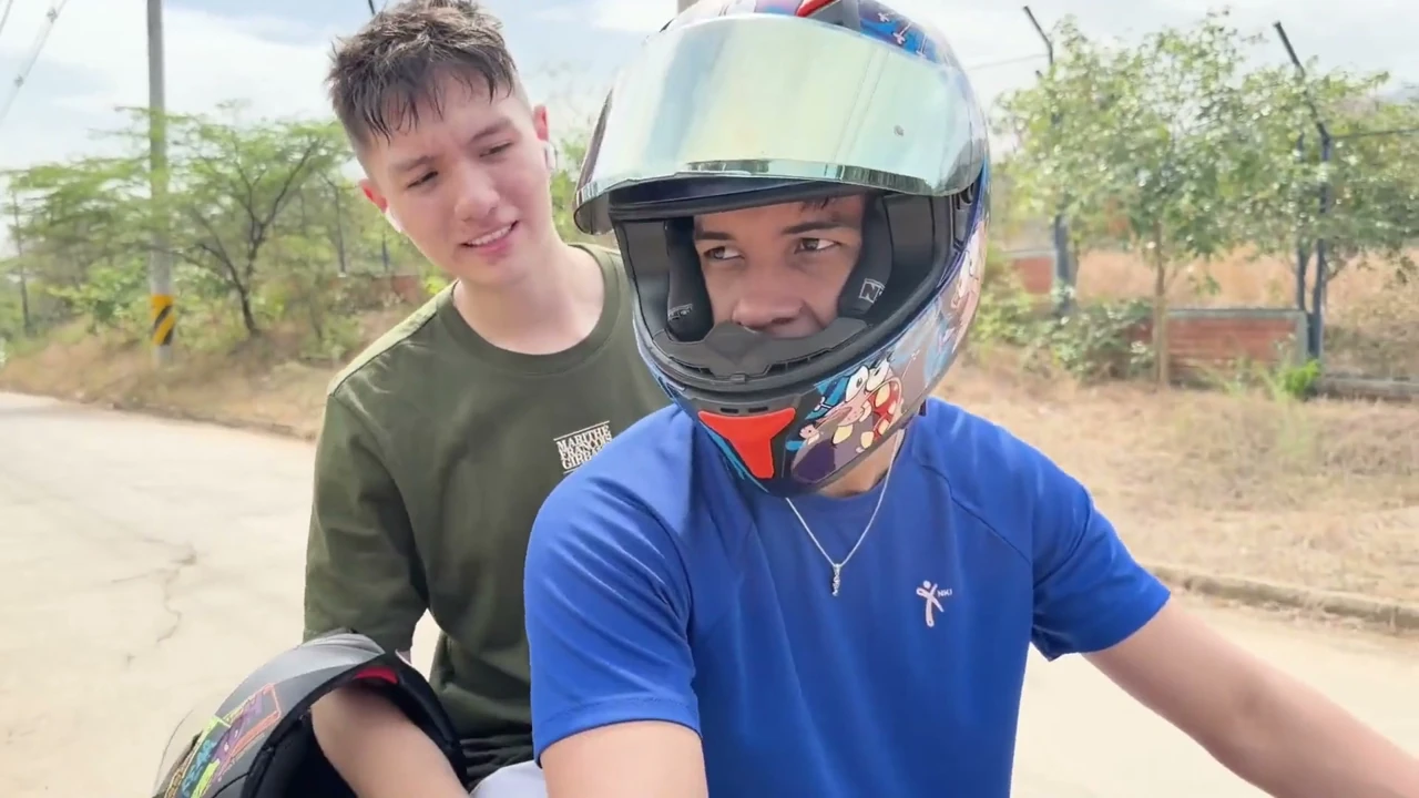 Porno gay: camino al río con mi amigo twink colombiano