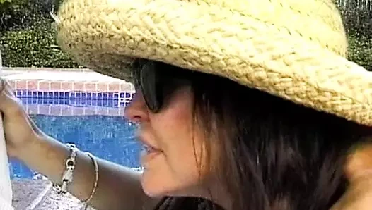 Harika bir Alman bayan arka bahçede erkeğiyle harika vakit geçiriyor