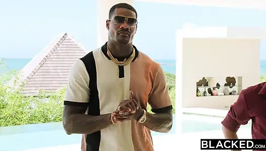 Blacked minik büyük zenci yarağına aç Kelly Collins gavat koca için Jason'ın büyük yarağını sikiyor