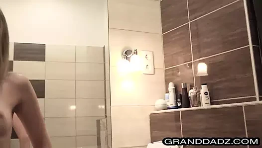 Azgın minyon genç bayan bug kahrolası ona yaşlı adam baştan çıkarır