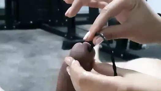 Kaba kadın egemenliği, 12 inçlik dilatörler, handjob, büyük cumshot ile spor salonunda köle horoz üretral sondaj