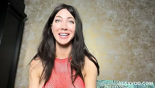 Seksi net elbiseli Hotkinkyjo johnthomastoys'tan büyük yapay penisle götünü sikiyor, göbek şişkinliği, anal yumruk sokma ve sarkma