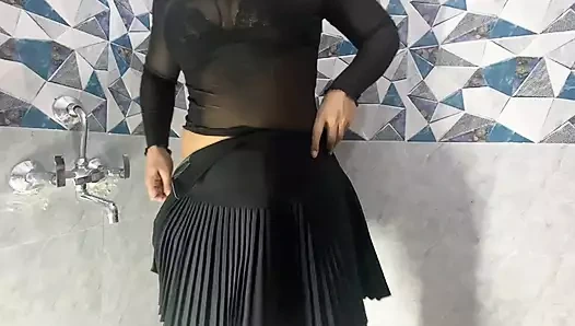 Seksi hatun sevimli amcığını gösteriyor - göt tıkacı ve çiş çaresizliği