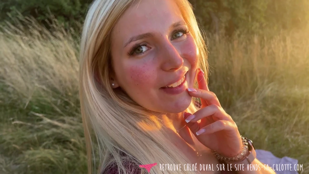 Vends-ta-culotte - एक खूबसूरत लड़की बाहर दिखाती है, फिर अपने प्रेमी को चूसती है और यह सब निगलती है