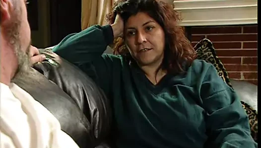 Genç kız kamerada ilk kez olgun sarışınla sikişerek faturaları ödüyor