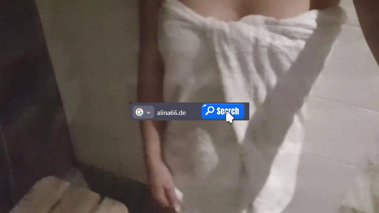 Sürtük Alman kız saunada mastürbasyon yaparken yakalandı