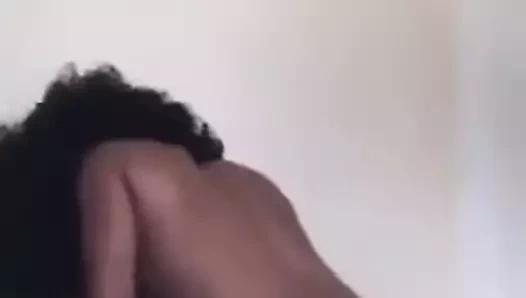 İnce kız boruya biniyor