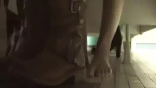 Havuzda durak altında ayaklar