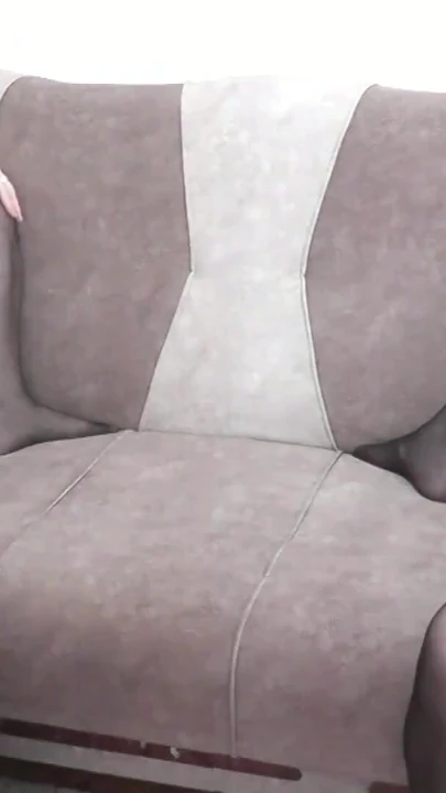 "İki kız ıslak amcıklarına parmakla mastürbasyon yapıyor, güçlü orgazm oluyor ve fışkırtıyor. Adam mastürbasyon yapıyor."