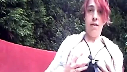 Bahçede tek başına Therese