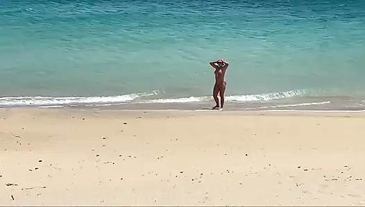 Çıplak plaj orta yaşlı seksi kadın mastürbasyon yapan bir yabancıya yardım ediyor - götüne boşalma