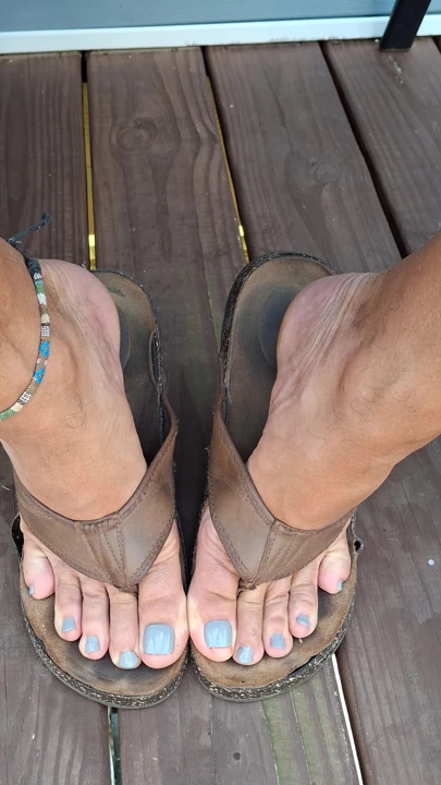 Femboy ayaklarımı ve parmaklarımı yala ve öp, sıcak kalın losyonunu vermeye hazır olana kadar