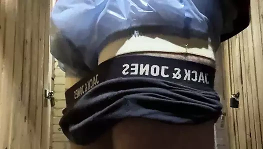 Bebek bezi oğlanı tam amını gösteriyor