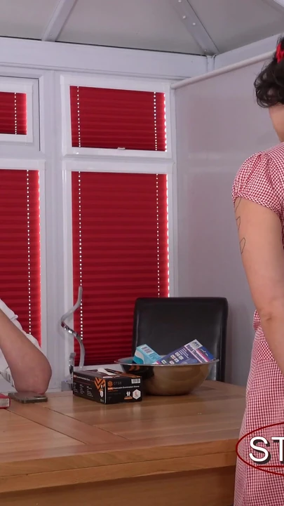 Kiki знакомится с анальной медсестрой