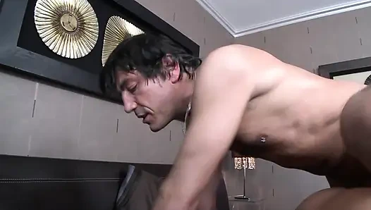 Yatak odasında ateşli çiftle sabah anal sikiş