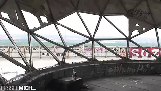 Çıplak köle kız bağlı içinde süspansiyon esaret ve halatlar