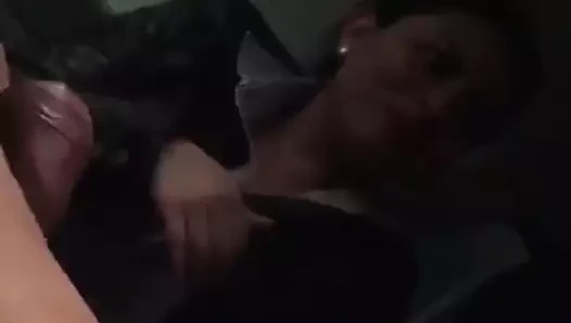 SE LOS TRAGA EN EL AUTO