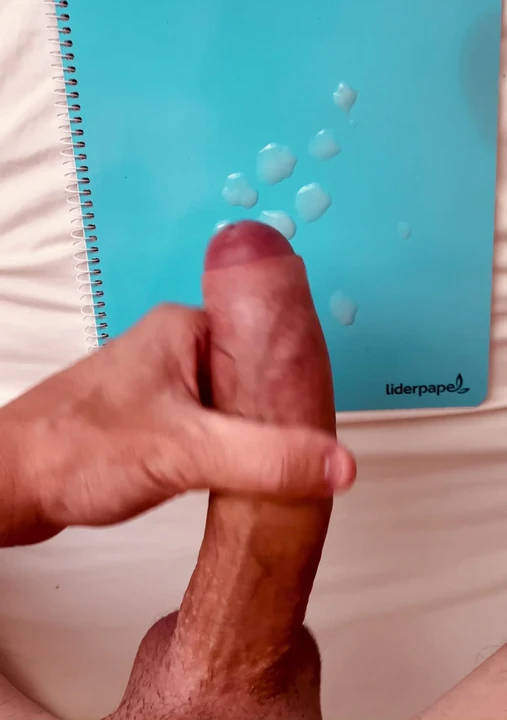 Большой белый член кончает