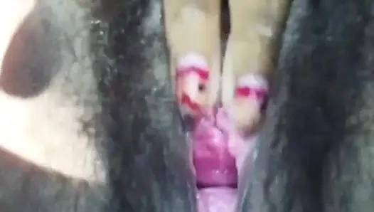 Hintli kız aldatırken yakalanıyor ve mastürbasyon yapıyor