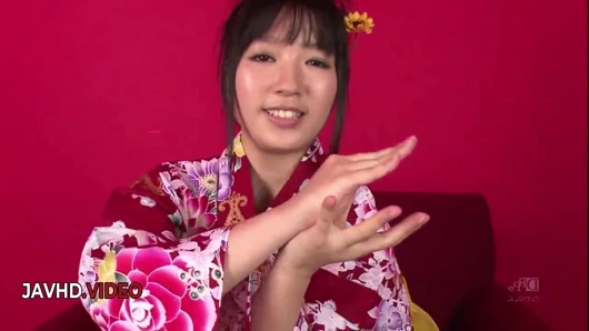 Chiharu tutkulu jav oral seks yapıyor ve sonra kimonosuyla yoğun sikişiyor