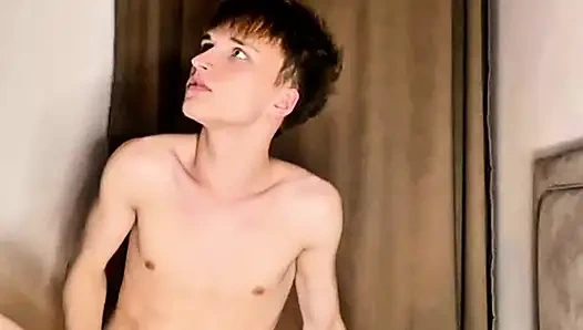 Twink oğlanı sert sikiyor