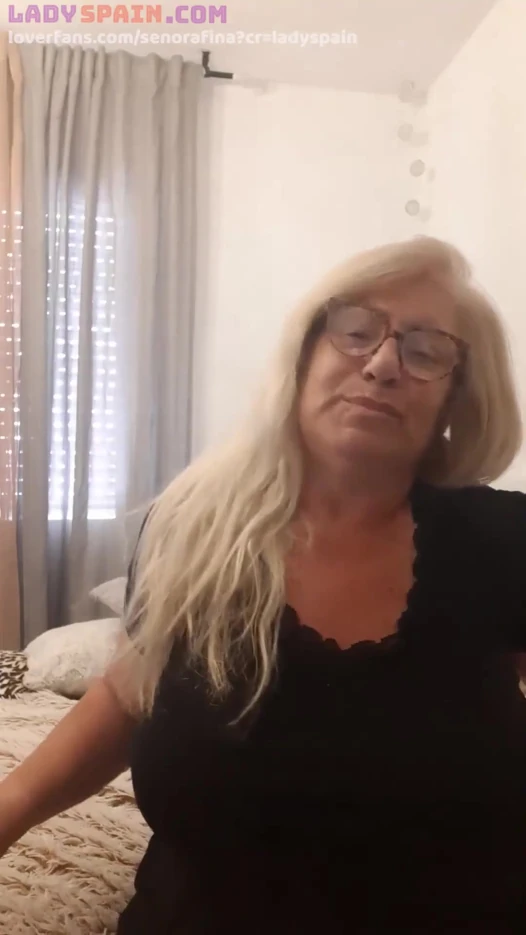Fina amına muz sokuyor. Tadıyor ve mastürbasyon yapıyor, çok azgın!