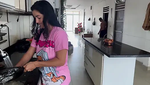 Aldatılan koca üvey erkek kardeşinin nişanlısını siktiğindan şüpheleniyor