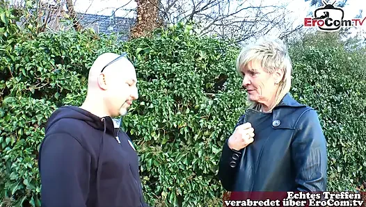 Yaşlı Alman kadın sokakta seks yapmaya ikna ediliyor