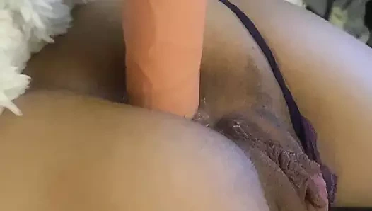 Sıkı göt hazırlanıyor ve sikiş makinesiyle genişletiliyor