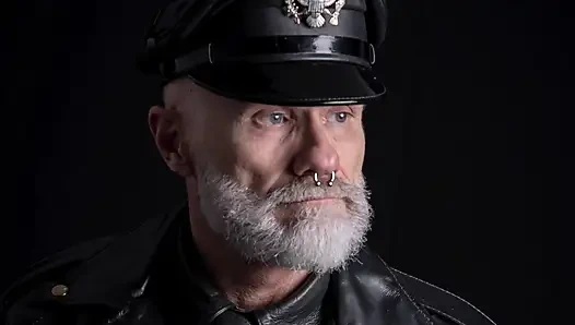 Deri üvey baba büyük bir yüzük yakılıyor