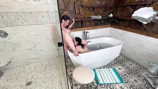 Tesão hotwife conexão: brinquedos na banheira