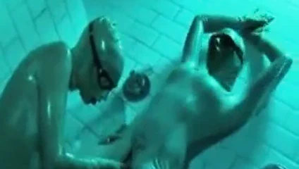 Lateks lezbo duş tarafından snahbrandy