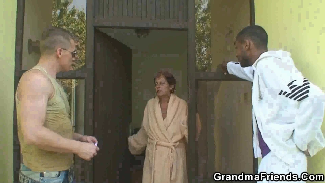 Hai anh chàng cu to chia sẻ hàng xóm bà già nóng bỏng