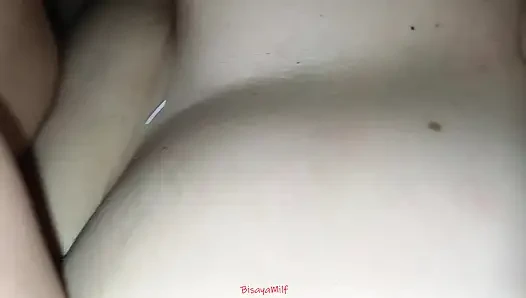 Baştan çıkarıcı amcık birden fazla orgazmı hızlı bir şekilde inliyor