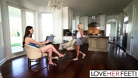 Ayak tanrıçaları Emma Rosie ve Olivia Madison üçlü seks yapıyor