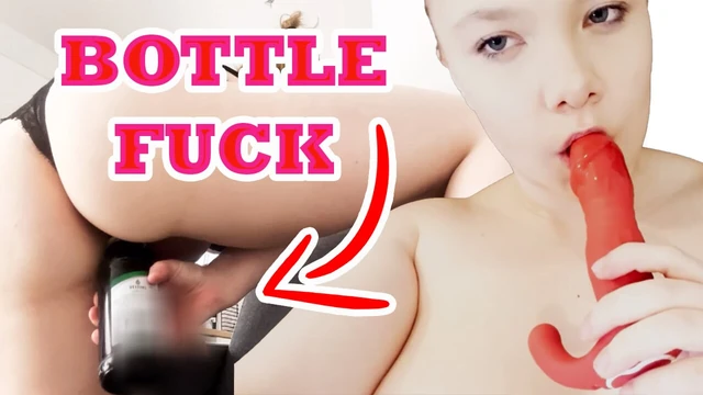 18-летняя юная блондинка трахает себя бутылкой