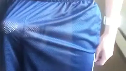 Derisini yukarı ve aşağı çekiyor, pantolonunda ve cums