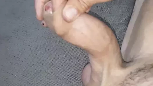 Benim azgın ıslak horoz parmağımı sünnet derisine yerleştirme