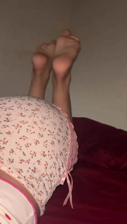 Yalınayak tesettürlü Arap kız seksi tabanlarını gösteriyor, ayak parmaklarını oynatıyor ve ayak sapıklıkları - Müslüman solo