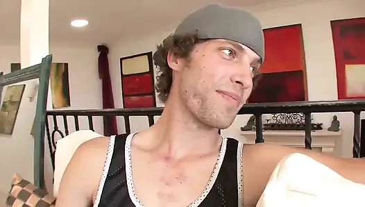 Ateşli edepsiz sarışın küçük tatlı amının içine büyük bir yarak alıyor