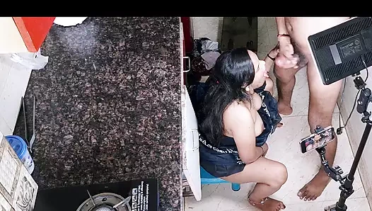 Hintli anne Bhanja mutfakta gerçek ev yapımı seks videosu çekiyor.