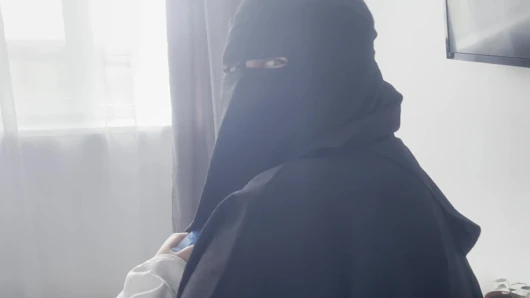 Doyumsuz Müslüman kız yarağımı aldı ve amcığımın içine boşalıyor