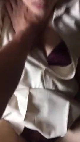 Singapurlu kadın becerdin içinde okul üniforması