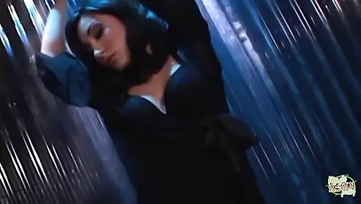 Esmer kadın soyundıktan sonra memelerini sikip götünü siktirmeye daha istekli.