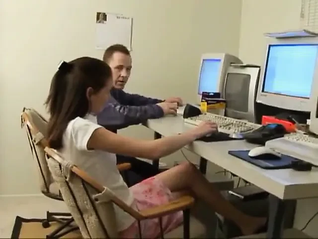 Sevimli esmer kaltakla ateşli üçlü seks