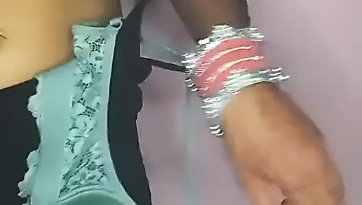 Hintli kız ilk kez mastürbasyon